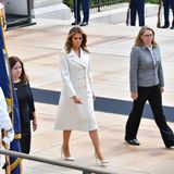 Melania Trump setzt beim Memorial Day, ein amerikanischer Feiertag, der zu Ehren der im Krieg für das Vaterland Gefallenen, auf einen simplen, aber nicht weniger eindrucksvollen Look. In einem elfenbeinfarbenen Gucci-Mantel mit zweireihiger Knopfleiste für etwa 3.200 Euro macht sie eine tolle Figur. Und in Sachen Schuhwerk?