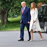 .... setzt die Frau von Donald Trump auf ihre Lieblings-Luxusmarke: Manolo Blahnik. Farblich abgestimmt in der Farbe Elfenbein kostet dieses Schuhwerk 610 Euro. Somit trägt sie einen Gesamtwert von 3.810 Euro, das ist in etwa das durchschnittliche Bruttogehalt eines Arbeitnehmers in Deutschland. 