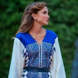 Königin Rania trägt am Unabhängigkeitstag von Jordanien ein royalblaues Kleid