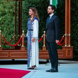 Königin Rania in traditionellem bodenlangen Kleid