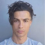Fußballstar Cristiano Ronaldo legt großen Wert auf ein gepflegtes Äußeres. Auch seine Haarpracht ist stets perfekt geschniegelt, die Gel-Frisur sein Markenzeichen. Zur großen Überraschung präsentiert der Rekordspieler seinen Fans auf Instagram nun diesen natürlichen Look, der ihn glatt um Jahre jünger aussehen lässt.