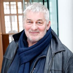 Heinz Hoenig wird mit 70 Jahren zum vierten Mal Vater. Der Schauspieler und seine Frau Annika Kärsten-Hoenig haben 2019 geheiratet und setzen mit dem zweiten gemeinsamen Kind ihrer Liebe die Krone auf. "Meine Freude ist riesengroß. Ich bin so glücklich und voller Dankbarkeit", sagt der Schauspieler über Baby Nummer vier. Was andere zu seinem späten Vaterglück sagen, kümmert ihn nicht: "Die Meinung dieser Menschen ist mir piepegal. Die sollen mal schön vor ihrer eigenen Tür kehren und zusehen, dass sie selbst glücklich werden. Wir kümmern uns ja auch um unser eigenes Glück."