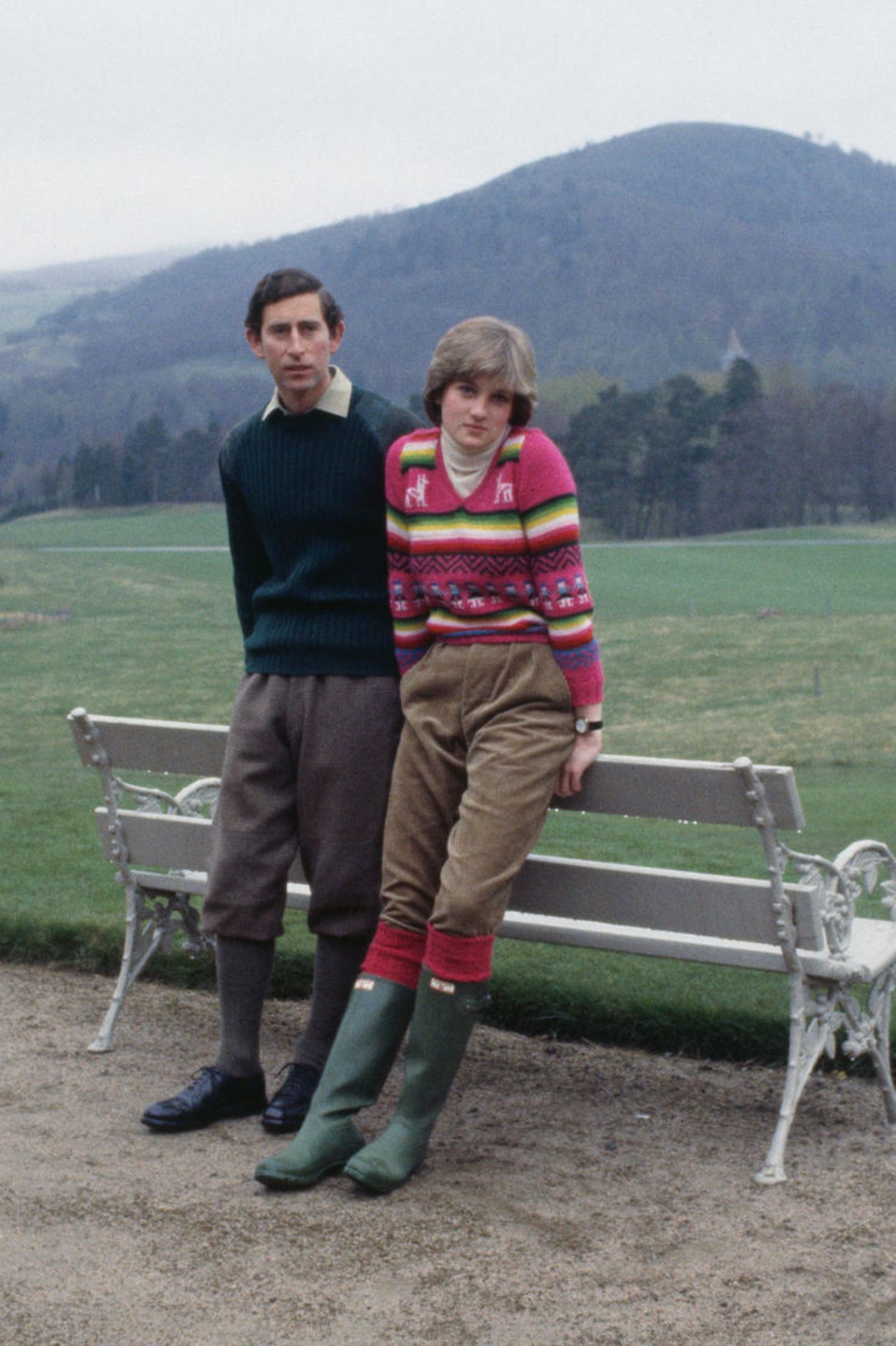 Gummistiefel sind nichts für Prinzessinnen? Falsch gedacht: Auch Lady war Fan des britischen Kultlabels und präsentierte hier zusammen mit Prinz Charles ihre Stiefel in Schlammgrün. 