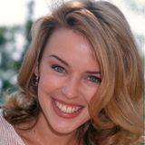 1994 posiert Kylie Minogue bei den "World Music Awards" in Monaco. Ihr Markenzeichen: die strahlend blauen Augen und ihr sympathisches Lächeln. Die schöne Sängerin ist zu dem Zeitpunkt gerade erst einmal 26 Jahre alt und schon international bekannt. 