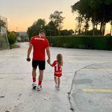 27. Mai 2020  Wenn wichtiger Besuch kommt, kann man das Training auch schon mal unterbrechen. Lukas Podolski wird von seiner kleinen Tochter Maya beim Training überrascht. Sie ist sein größter Fan, trägt sie doch ein Trikot mit seinem Namen und seiner Rückennummer. Da werden die Verantwortlichen seines Vereins Antalyaspor sicher ein Auge zudrücken.