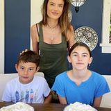 28. Mai 2020  Alessandra Ambrosio hat sich etwas Spezielles für ihre Kids ausgedacht, um sich die Zeit in der Quarantäne zu vertreiben. Diese Screenshots aus ihrem geposteten Video auf Instagram, zeigen, was genau es ist...