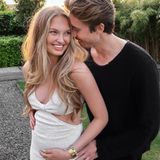 "Wir bekommen ein Baby!", verkündet Romee Strijd bei Instagram. Überglücklich strahlt das Victoria's-Secret-Model auf dem Foto, das sie gemeinsam mit Ehemann Laurens und einem kleinen Babybauch zeigt. Wann der Säugling auf die Welt kommen soll, verrät die 24-Jährige bislang nicht und genießt ihr privates Babyglück.