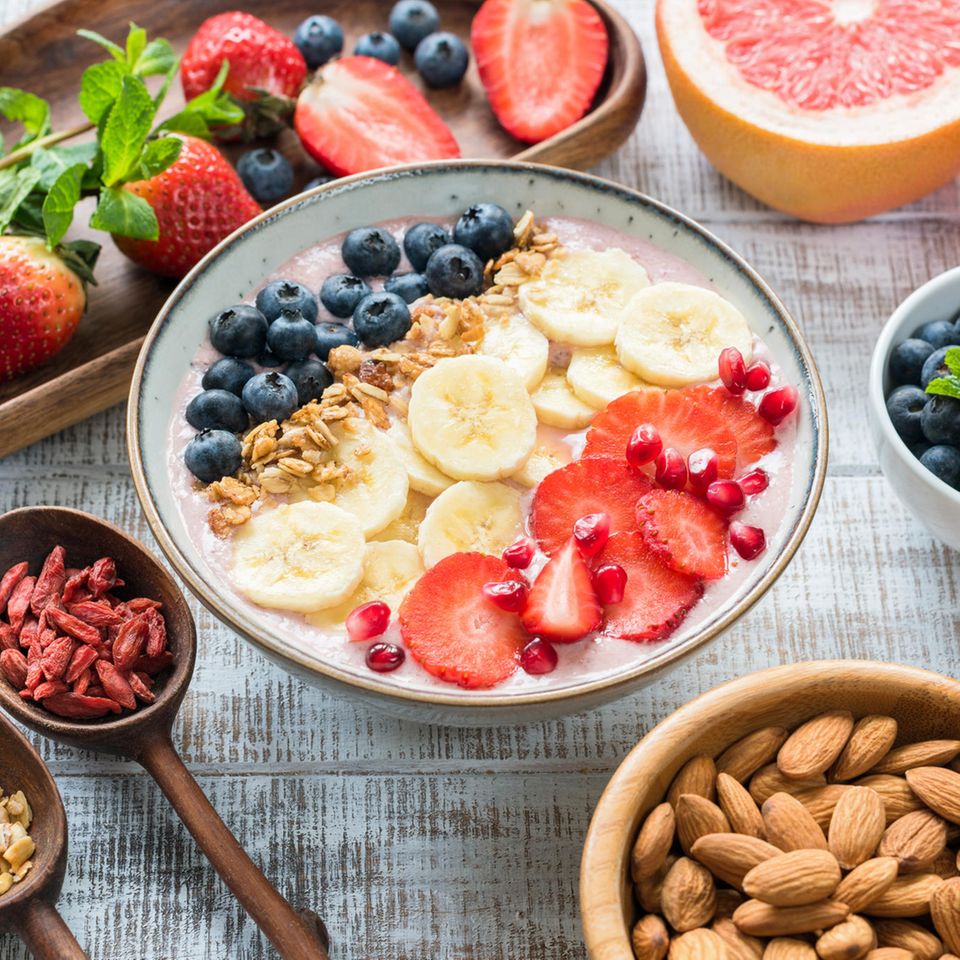 gesunde Snacks, Fruit-Bowl, Joghurt mit Früchten und Nüssen