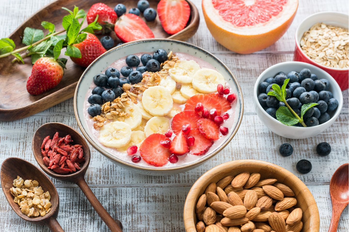 gesunde Snacks, Fruit-Bowl, Joghurt mit Früchten und Nüssen