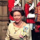 Das Schmuckstück, das unzählige in Silber und Gold gefasste Altschliff-Diamanten in floraler Form anordnet, bekam auch deshalb einen ikonischen Charakter, weil Margaret sich nur damit bekleidet in der Badewanne von ihrem Ehemann ablichten ließ. Bei öffentlichen Auftritten sollte die Tiara die jüngste Schwester von Queen Elizabeth zudem noch viele Jahre begleiten. Wie 1997 bei der Eröffnung des Parlaments. Nach ihrem Tod 2002 wurde der edle Kopfschmuck für knapp eine Million Pfund an einen privaten Käufer versteigert. 