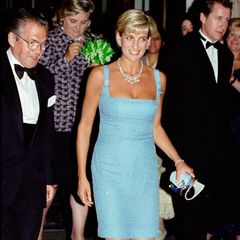 Zur Gala-Aufführung von "Schwanensee" in der Royal Albert Hall in London, erschien Lady Diana in einem traumhaft schönen Kleid mit U-Boot-Ausschnitt. Der helle Blautton steht der Mutter von Prinz William und Prinz Harry einfach wunderbar. 