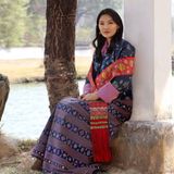 4. Juni 2020  Königin Jetsun Pema von Bhutan feiert heute ihren 30. Geburtstag. Zu diesem runden Anlass veröffentlicht das Königshaus ein wunderschönes Foto der eleganten "Drachenkönigin", das im Lingkana Palast in Thimphu aufgenommen wurde.