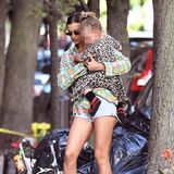 Buggy, Baby und Handtasche scheinen etwas zu viel zu sein: Irina Shayk und Töchterchen Lea machen einen Spaziergang durch New York. Unter ihrem langen karierten Hemd, das etwas hochrutscht, trägt das Model zum Glück eine knappe Jeans-Shorts und macht eine tolle Figur. Auch die kleine Lea zeigt sich super stylisch in Leo-Kleid und mit roten Sandalen. 
