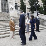 Die farblich perfekt abgestimmte Clutch stammt von Carolina Herrera und ist - im Gegensatz zum Rest ihres Outfits - schon lange fester Bestandteil der königlichen Garderobe von Letizia. 