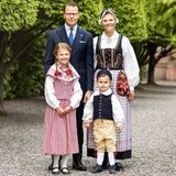 5. Juni 2020  Wie niedlich! Vor dem morgigen Nationalfeiertag zeigen sich Kronprinzessin Victoria von Schweden und ihre Liebsten in den traditionellen Volksgewändern ihres jeweiligen Herzogtums. 
