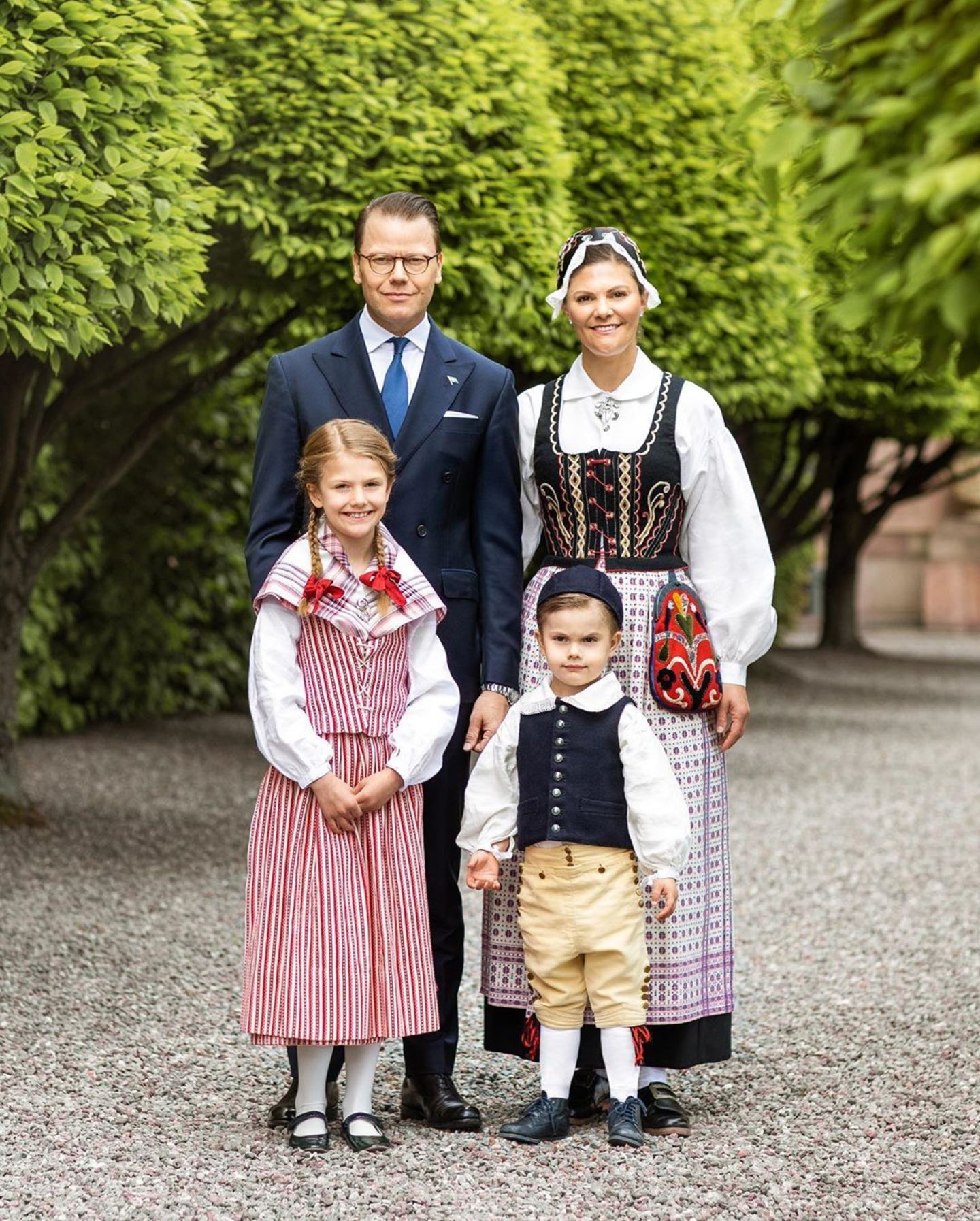 5. Juni 2020 Wie niedlich! Vor dem morgigen Nationalfeiertag zeigen sich Kronprinzessin Victoria von Schweden und ihre Liebsten in den traditionellen Volksgewändern ihres jeweiligen Herzogtums. 