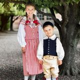 Besonders der königliche Nachwuchs begeistert: Strahlend posiert Prinzessin Estelle mit einem schief grinsenden Oscar neben sich für die Kameras. 