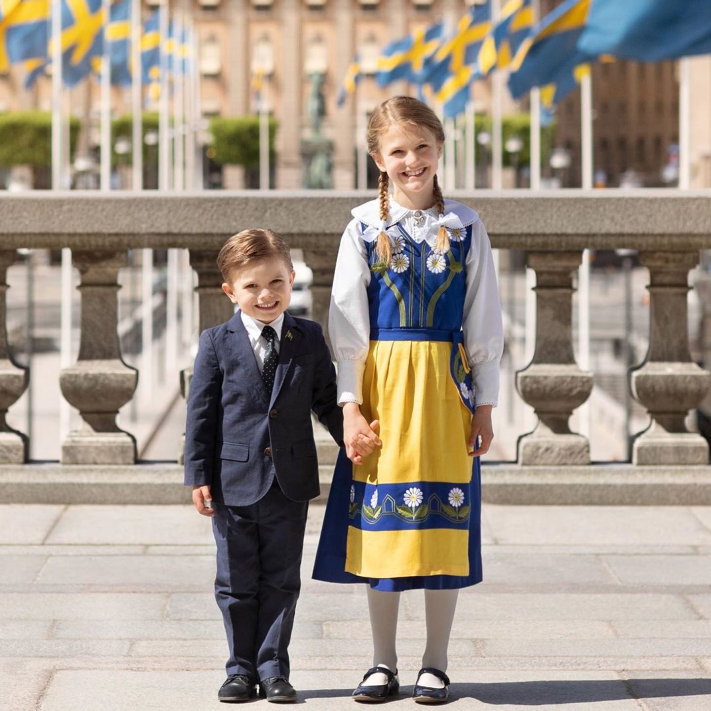 6. Juni 2020 Zwar wird der Nationalfeiertag in diesem Jahr so ganz anders gefeiert als sonst, dennoch haben sich Prinz Oscar und Prinzessin Estelle für den besonderen Tag in Schale geschmissen. Estelle trägt die traditionelle Tracht in den Nationalfarben Gelb und Blau. Sie wird mit einer weißen Bluse und blickdichter Strumpfhose sowie schwarzen, flachen Lackschuhen kombiniert. Oscar hingegen posiert im schicken dunklen Anzug. Beide strahlen mit der Sonne in Stockholm um die Wette. Zuckersüß! 