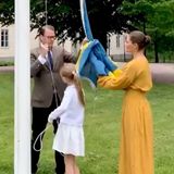 Zum Nationalfeiertag hissen Prinzessin Victoria und Daniel mit ihren Kindern die schwedische Flagge. Ganz passend trägt die Kronprinzessin dazu ein Maxikleid in Gelb.