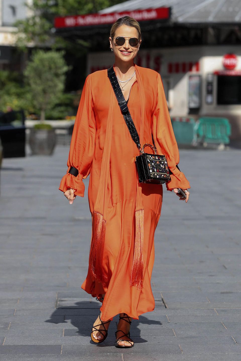 Da geht uns das Style-Herz auf! Vogue Williams, Schwägerin von Pippa Middleton, zeigt in London, wie sie ihre Babykugel besonders fröhlich verpackt: Orangefarbenes Maxikleid, Sandalen, Sonnenbrille und natürlich ein strahlendes Lächeln! Da geht uns das Style-Herz auf! Vogue Williams, Schwägerin von Pippa Middleton, zeigt in London, wie sie ihre Babykugel besonders fröhlich verpackt: Orangefarbenes Maxikleid, Sandalen, Sonnenbrille und natürlich ein strahlendes Lächeln!
