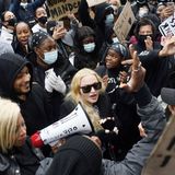6. Juni 2020  Obwohl Madonna infolge einer Knie-OP zur Zeit auf Krücken angewiesen ist, macht sie in dieser Herzensangelegenheit mobil: Die Pop-Queen schließt sich den "Black Lives Matter"-Protesten in London an.