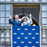 Gemäß der Tradition winkt das schwedische Königspaar am Nationalfeiertag vom Balkon des Palastes. Aufgrund der Corona-Pandemie werden sie in diesem Jahr dabei leider nicht von ihrer Familie begleitet.