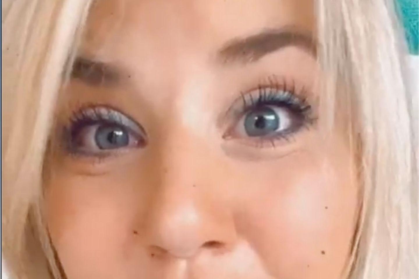 Beatrice Egli: Beatrice Egli setzt bei ihren Augen auf einen hellblauen Lidstrich. Beatrice Egli setzt bei ihren Augen auf einen hellblauen Lidstrich.
