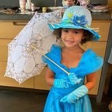 Luna, die kleine Tochter von Sänger John Legend und Chrissy Teigen, liebt es, sich zu verkleiden. Die Vierjährige hat dabei ihren ganz eigenen Stil. Sie interessiert sich nicht für Superhelden- oder Feen-Kostüme, Luna bevorzugt den todschicken Look vergangener Aristokraten-Tage. Eine legere Tee-Party gibt es bei ihr nicht, sie lädt zum glamourösen High-Tea-Event ein. 