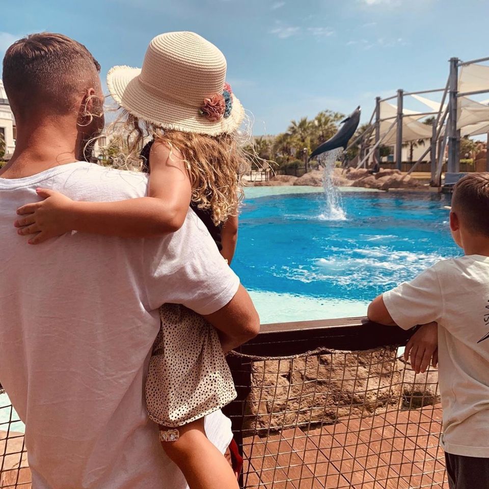 Lukas Podolski mit seinen Kindern Maya und Louis am 6. Juni 2020.