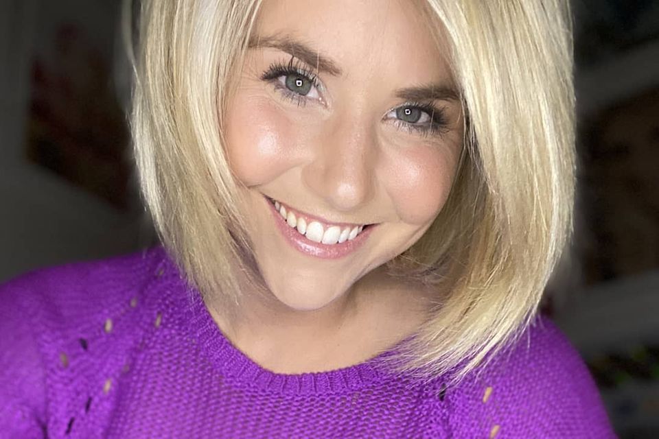 Beatrice Egli: Der Pullover von Beatrice Egli ist leicht durchsichtig und gibt mehr preis, als vielleicht gewollt. Der Pullover von Beatrice Egli ist leicht durchsichtig und gibt mehr preis, als vielleicht gewollt.