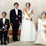 9. Juni 1993  Vor 27 Jahren gaben sich der damalige Kronprinz Naruhito und seine Verlobte Masako im Kaiserlichen Palast von Tokio das Ja-Wort. Zusammen mit dem damaligen Kaiserpaar Akihito und Michiko entstand dieses offizielle Hochzeitsporträt.