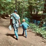 Florian Frowein alias "Tim Degen"  Der Traummann der 16. "Sturm der Liebe"-Staffel ist privat stolzer Vater eines Sohnes. Auf diesem Foto sieht man die beiden bei einem Spaziergang durch den Wald und das - wie rührend - Hand in Hand.  Zu dem süßen Schnappschuss schreibt Florian Frowein: "No words needed", auf Deutsch: Es braucht keine Worte." Von der Mutter des Kleinen ist Frowein seit September 2019 Geschieden. Seine neue Liebe ist die Schauspielerin Livia MischeL.