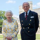 Queen Elizabeth und Prinz Philip posieren vor Schloss Windsor. Das Foto wurde anlässlich des 99. Geburtstages von Philip vom Palast herausgegeben.