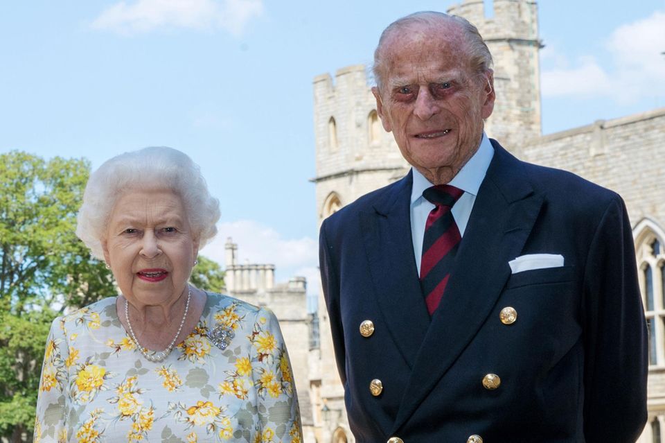 Queen Elizabeth und Prinz Philip posieren vor Schloss Windsor. Das Foto wurde anlässlich des 99. Geburtstages von Philip vom Palast herausgegeben.