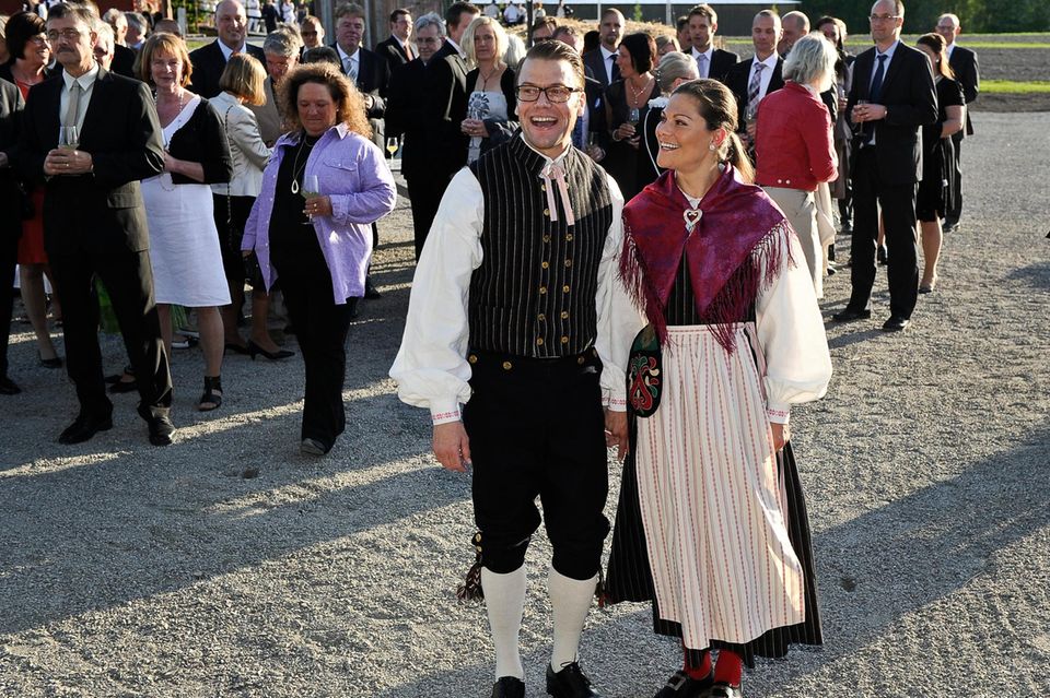 Schwedische Royals: Prinz Daniel und Prinzessin Victoria bei einem Besuch in Daniels Heimatort Ockelbo am 11. Mai 2011. Beide tragen eine Tracht. Prinz Daniel und Prinzessin Victoria bei einem Besuch in Daniels Heimatort Ockelbo am 11. Mai 2011. Beide tragen eine Tracht.