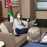 Einen Tag vor ihrem 27. Hochzeitstag zeigt sich Königin Rania schwer beschäftigt auf Instagram. Bei einem Termin mit der Gesundheitsplattform "Altibbi" und der "Royal Health Awareness Society", bezüglich deren Hilfe in der Coronakrise, trägt die stylische Königin von Jordanien eine ganz besondere Bluse ... 
