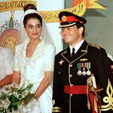 10. Juni 2020  Königin Rania und König Abdullah feiern ihren 27. Hochzeitstag. Glücklich lächelnd steht der damalige Prinz Abdullah am 10. Juni 1993 an der Seite seiner frisch angetrauten Rania, neben ihnen sein Vater König Hussein mit Ehefrau Königin Noor. Anlässlich des Hochzeitstages postet Königin Rania auf Instagram eine Liebeserklärung an ihren Mann: "Wie hätte ich mich nicht immer wieder seit 27 Jahren in dein Lächeln verlieben können. Ich bin so glücklich und dankbar, dich an meiner Seite zu haben, herzlichen Glückwunsch!"