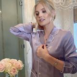 Das Luxuslabel und die Kinderrechtsorganisation Save the Children haben zusammen eine Schmuckkollektion rausgebracht. Ein Teilerlös aus jedem Verkauf soll an deren COVID-19-Notfallfond gespendet werden, der Kinder in der momentanen Krise besonders unterstützt. Damit tritt die schöne Tochter von Dianas Bruder Charles Spencer in die Fußstapfen ihres Cousins Prinz Harry und Herzogin Meghan, die sich mit einem Geburtstagsvideo von Sohn Archie ebenfalls für die Organisation eingesetzt haben.