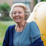 10. Juni 2020  Lange hat sie sich wegen der Coronakrise nicht mehr in der Öffentlichkeit gezeigt, aber jetzt ist sie wieder da. Prinzessin Beatrix besucht den 13. nationalen "Buitenspeeldag" ("Im Freien Spielen") der Stiftung Nationaler Jugendfond Jantje Beton, deren Schirmherrin sie ist.