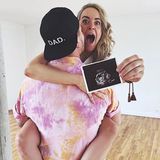 Die Star-Designer Marina Hoermanseder ist schwanger und das schon im fünften Monat. Mit diesem süßen Schnappschuss verkündet sie auf Instagram ihre spektakulären Neuigkeiten. Ein erstes Bild von ihrem Babybauch gibt es auch schon ... 