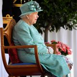 13. Juni 2020  Ganz allein und ohne ihre Familie, die sonst mit ihr auf dem Balkon im Kensington Palace diesen Tag feiert, sitzt sie auf ihrem Stuhl und schaut der Mini-Parade zu.