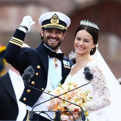 Seit dem 13. Juni 2015 ist die bürgerliche Sofia Hellqvist die Frau von Prinz Carl Philip von Schweden. Das Jawort gibt sich das Paar in der Schlosskirche in Stockholm – vor allem Sofia begeistert mit ihrem royalen Brautkleid.