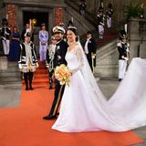 In einem Brautkleid der schwedischen Designerin Ida Sjöstedt heiratet Prinzessin Sofia ihren Carl Philip. Die Kreation wird aus feinster Crepeseide, die mit italienischer Seidenorganza verdoppelt wurde, gefertigt.