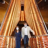 12. Juni 2020  Königin Letizia und König Felipe besuchen das Kunstzentrum Matadero in Madrid. Aus der Tiefe des Raumes kommend schreiten sie durch diese Lichtinstallation, was fast ein wenig wie Science Fiction aussieht.