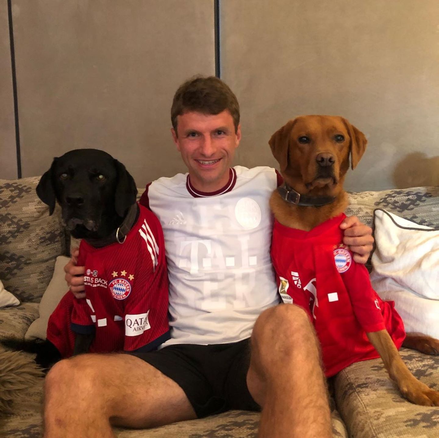 13. Juni 2020  Angefeuert wird im FC Bayern-Dress. Kurzerhand bekommen auch die Hunde Micky und Murmel ein Trikot verpasst. In der Pause postet Müller auf Instagram: "Viel Glück für die zweite Halbzeit, Amigos".