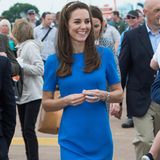 Das Stella-Kleid kommt aber auch super ohne viele Accessoires aus - wie Catherine bei ihrem Besuch einer Flugshow der Royal Air Force am 08. Juli 2016 beweist. Zu ihrem Outfit kombiniert sie lediglich einen Haarreif und eine silberne Uhr.