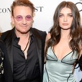 Der Vater von Schauspielerin Eve Hewson ist kein geringerer als "U2"-Frontman Bono, der mit bürgerlichem Namen Paul David Hewson heißt. Der irische Rockmusiker ist sicherlich sehr stolz auf seine jüngste Tochter. Denn die 28-Jährige arbeitet seit 2005 erfolgreich als Schauspielerin. Ihr neuester Clou: Eve spielt neben Ex-Bond Girl Eva Green eine der Hauptrollen in der BBC-Serie "The Luminaries" und Topmodel Helena Christensen outet sich als ihr größter Fan. Zu ihrer Ankündigung auf Instagram, dass die erste Folge von "The Luminaries" am 21. Juni Premiere feiert, schreibt sie: "Ich bin so stolz auf dich, meine Lieblingstochter". Das dänische Model ist seit Jahren sehr gut mit ihrem Papa Bono befreundet.