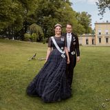 So schön kann Patriotismus aussehen! Kronprinzessin Victoria von Schweden bezaubert auf neuen Fotos anlässlich ihres 10. Hochzeitstages in einem nachtblauen Abendkleid von H&M Conscious Exclusive.