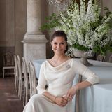 Souveränität, Grazie und Bodenständigkeit: Kronprinzessin Victoria ist zurecht unglaublich beliebt beim schwedischen Volk. In einem cremefarbenen Kleid mit Wasserfallkragen kommt ihre Eleganz perfekt zur Geltung.