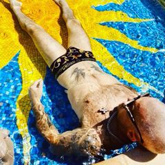 15. Juni 2020  Cool liegt Robbie Williams im knappen Versace-Badehöschen im Pool und lässt sich die Sonne auf den Bauch scheinen. Da kommt Sommer-Laune auf - auch bei Ayda Field Williams, die den lässigen Schnappschuss ihres Ehemannes gleich auf Instagram postet.
